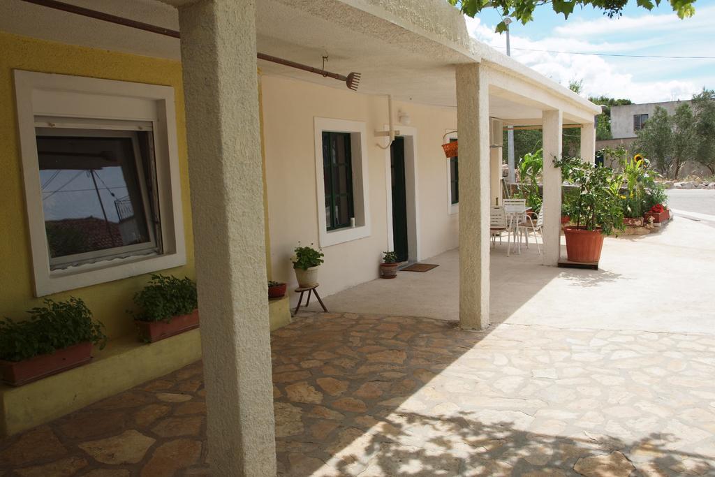 Apartments Viktorija Стариград-Пакленица Екстериор снимка